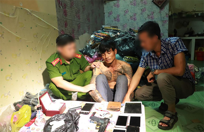  Đối tượng Nguyễn Anh Tuấn cùng tang vật.