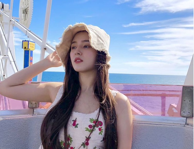 Vào tháng 6.2020, ngôi sao Kpop trẻ tuổi này thổ lộ: “Từng có thời điểm mà tất cả các bình luận liên quan đến tôi trên mạng đều xoay quanh cơ thể của tôi. Do đặc thù công việc, nên chuyện một ca sĩ bị đánh giá về khả năng ca hát, vũ đạo, phong cách là điều bình thường. Tuy nhiên, tôi tin rằng việc mình tăng hay giảm bao nhiêu cân không phải là vấn đề quan trọng đến thế” ẢNH: INSTAGRAM NV