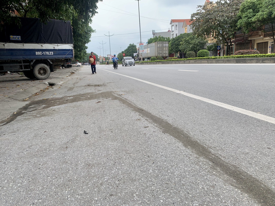 Hiện trường vụ tai nạn khiến nữ lao công tử vong. Ảnh: Quỳnh Nguyễn