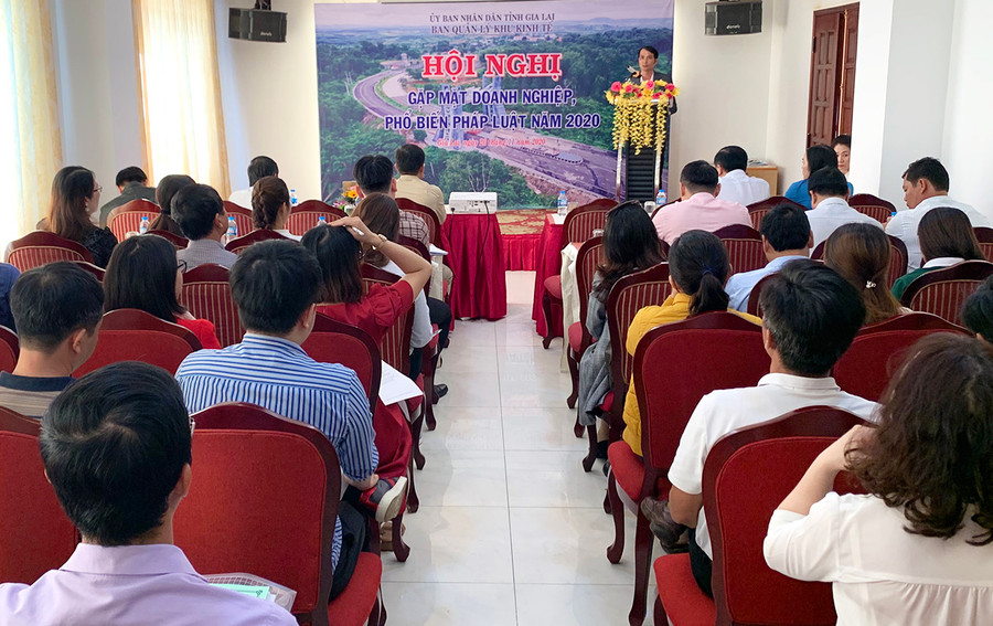 Quang cảnh hội nghị. Ảnh: Hà Duy Ban Quản lý Khu Kinh tế tỉnh Tổ chức gặp mặt doanh nghiệp và phổ biến pháp luật năm 2020. Ảnh: Hà Duy