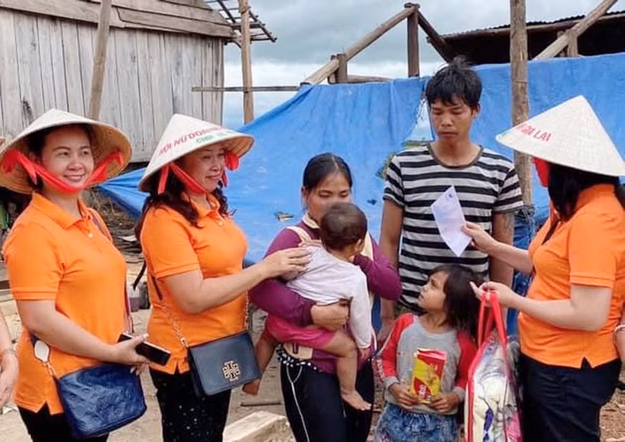  Hội nữ Doanh nhân tỉnh thăm, tặng quà các gia đình bị sập nhà và ngập lụt do bão số . Ảnh: Hà Duy