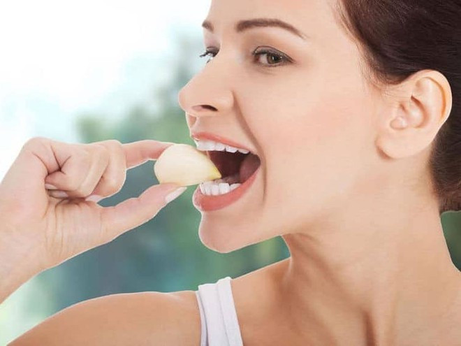 Nên cố gắng ăn 1 đến 4 tép tỏi sống mỗi ngày ẢNH: SHUTTERSTOCK