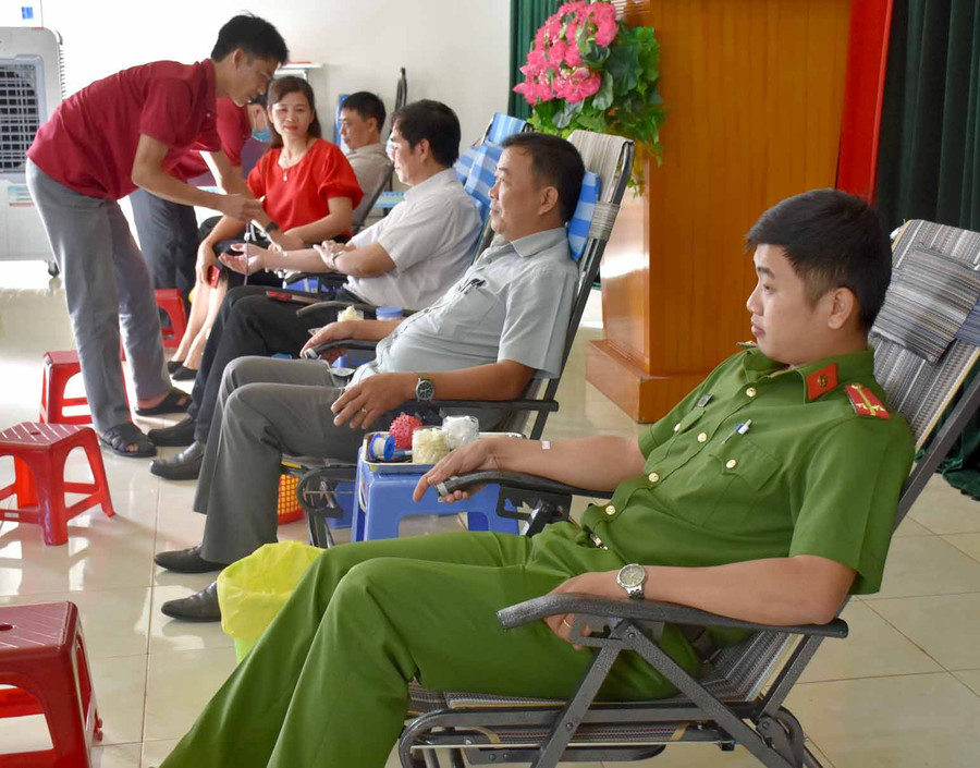 Đại diện lãnh đạo phường Phù Đổng tham gia hiến máu. Ảnh: Hà Phương