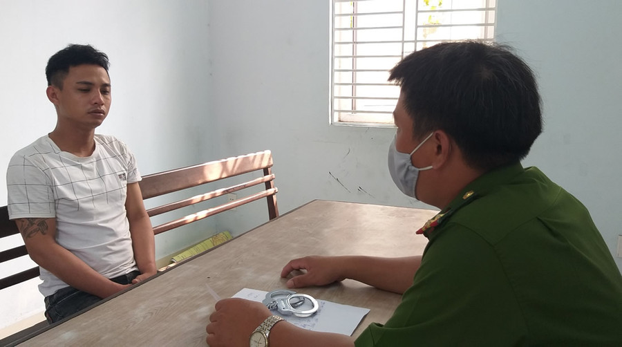 Đối tượng Vinh bị bắt và khai nhận hành vi với cơ quan CA. Đối tượng Vinh bị bắt và khai nhận hành vi với cơ quan CA.