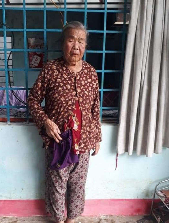 Túi tiền của bà An bị nhóm của Luận rách lấy đi hết tiền và vàng - Ảnh: M.T