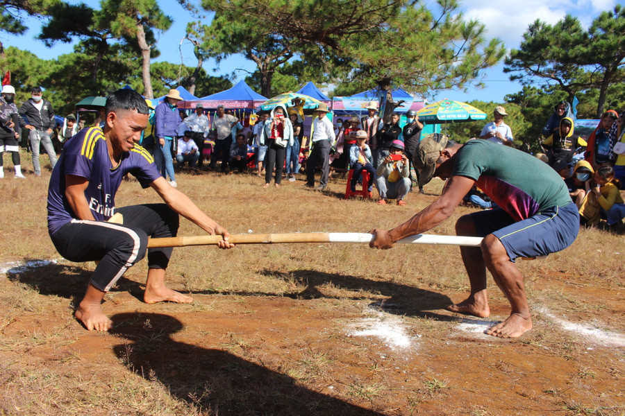 Các vận động viên tham gia tranh tài môn đẩy gậy. Ảnh: Phan Lài