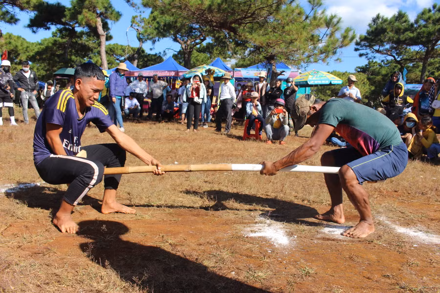 Các vận động viên tham gia tranh tài môn đẩy gậy. Ảnh: Phan Lài