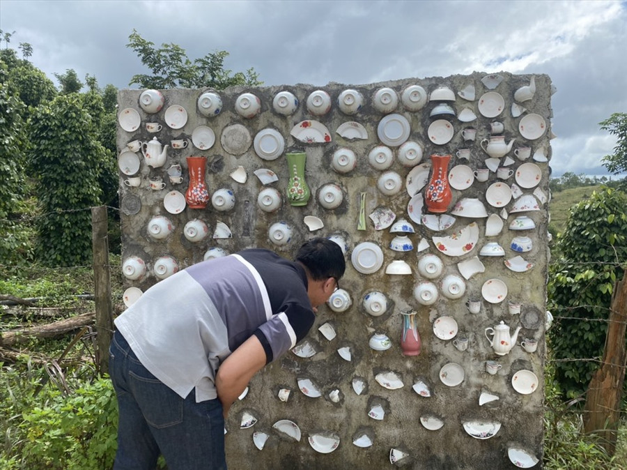 Điểm thăm quan mỏ cao lanh vừa nằm bên trại heo hôi thối vừa thiếu sự sáng tạo. ẢNH: BẢO LÂM