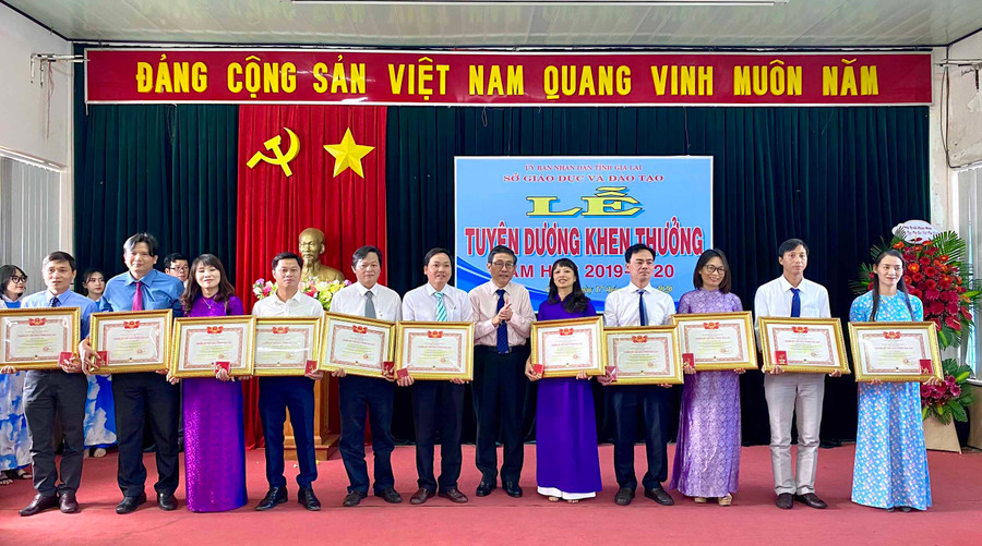 Thừa ủy quyền của Chủ tịch UBND tỉnh, Giám đốc Sở GD-ĐT Lê Duy Định trao tặng danh hiệu Chiến sĩ thi đua cấp tỉnh cho các cá nhân có thành tích xuất sắc. Ảnh Mộc Trà