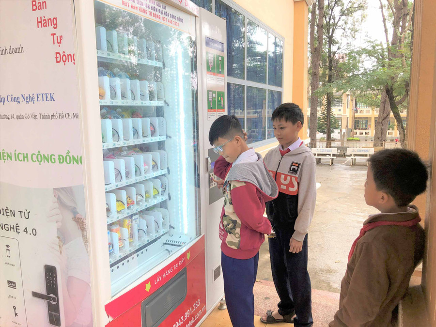 Học sinh Trường Tiểu học Nguyễn Văn Trỗi (phường Hoa Lư, TP. Pleiku) đã sử dụng thành thạo máy bán hàng tự động. Ảnh: Trần Dung Học sinh Trường Tiểu học Nguyễn Văn Trỗi (phường Hoa Lư, TP. Pleiku) đã sử dụng thành thạo máy bán hàng tự động. Ảnh: Trần Dung