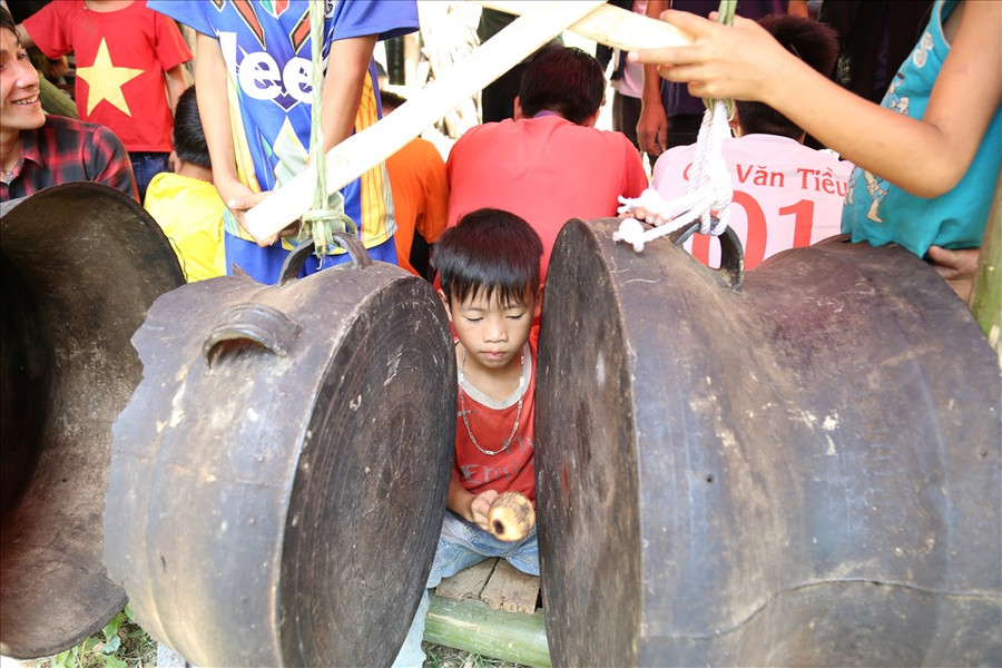 Trống đồng là một vật dụng không thể thiếu trong nghi lễ. Ảnh: V.T Trống đồng là một vật dụng không thể thiếu trong nghi lễ. Ảnh: V.T