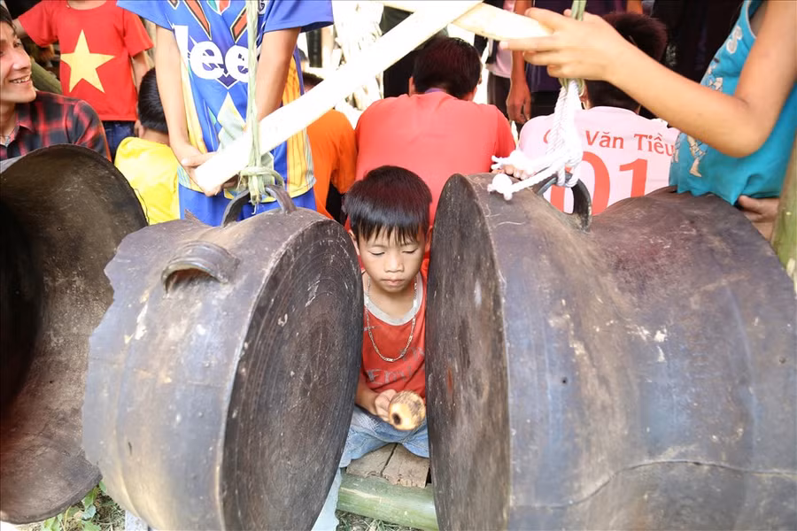 Trống đồng là một vật dụng không thể thiếu trong nghi lễ. Ảnh: V.T