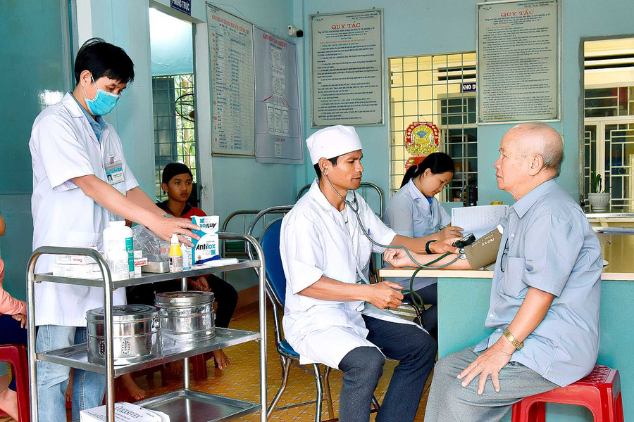 Ông Nguyễn An Ninh 86 tuổi ở làng Bông xã Hà Bầu cho biết: Mỗi lần tôi đi khám bệnh ở Trạm, tôi được các bác sĩ chăm sóc rất chu đáo, nghe tuyên truyền về phòng chống dịch bệnh theo mùa, vấn đề vệ sinh môi trường sống với sức khỏe con người…