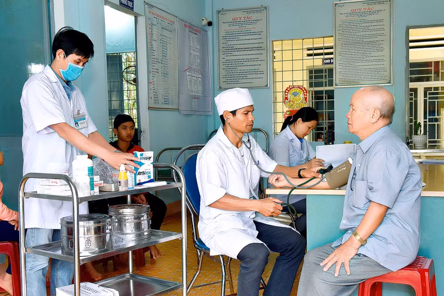 Ông Nguyễn An Ninh 86 tuổi ở làng Bông xã Hà Bầu cho biết: Mỗi lần tôi đi khám bệnh ở Trạm, tôi được các bác sĩ chăm sóc rất chu đáo, nghe tuyên truyền về phòng chống dịch bệnh theo mùa, vấn đề vệ sinh môi trường sống với sức khỏe con người…