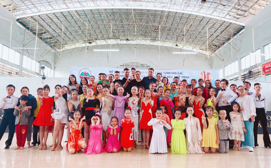 Clb Khiêu vũ Dream Dance Gia Lai chụp ảnh lưu niệm. Ảnh: Thiên Do