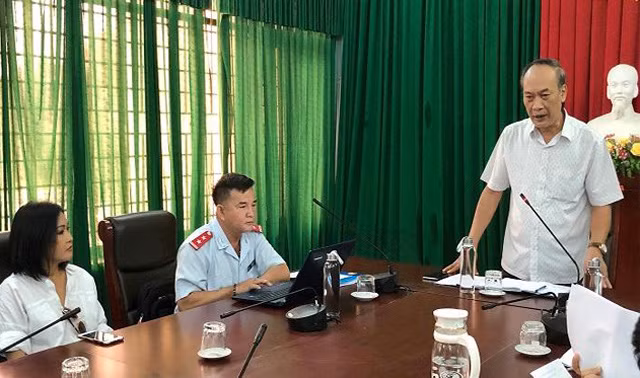 Ca sĩ Phương Thanh tại buổi làm việc với cơ quan chức năng Quảng Ngãi.