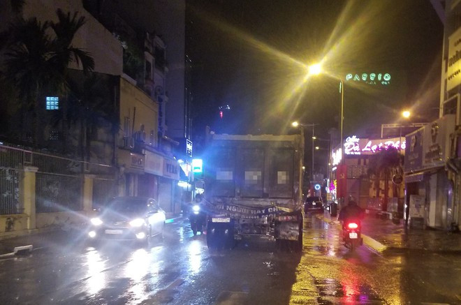 Xe ben chở đất, bùn thải không che chắn lưu thông trên đường