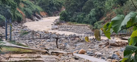 Cầu treo bị rớt từng nhịp. Ảnh: NGỌC PHÚC