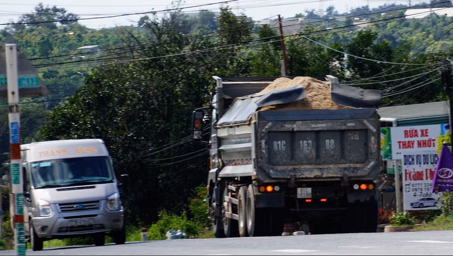Xe chở cát từ khu vực xã Ayun và Đak Jơ Ta (huyện Mang Yang) ra quốc lộ 19. Ảnh: Lê Văn Ngọc