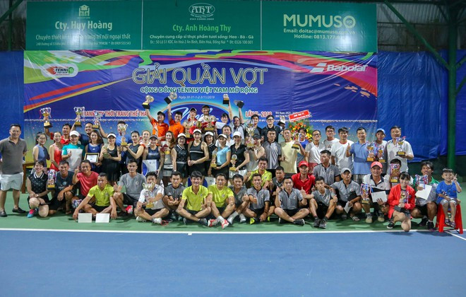 Các tay vợt đoạt cúp ở giải giải sinh nhật diễn đàn cộng đồng tennis Việt Nam 2019 ẢNH: MINH TÂN