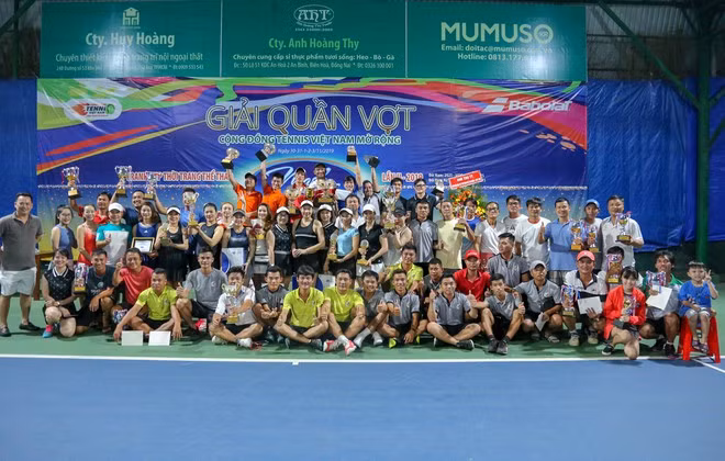 Các tay vợt đoạt cúp ở giải giải sinh nhật diễn đàn cộng đồng tennis Việt Nam 2019 ẢNH: MINH TÂN