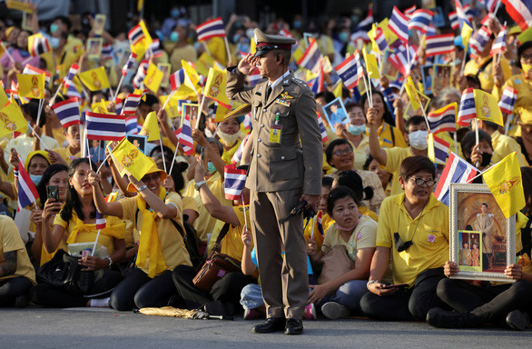 Theo Bangkok Post, trong cùng ngày 1-11, phe biểu tình chống chính phủ đã tiếp tục xuống đường, kêu gọi Thủ tướng Prayuth từ chức và cải tổ quyền lực hoàng gia - Ảnh: REUTERS
