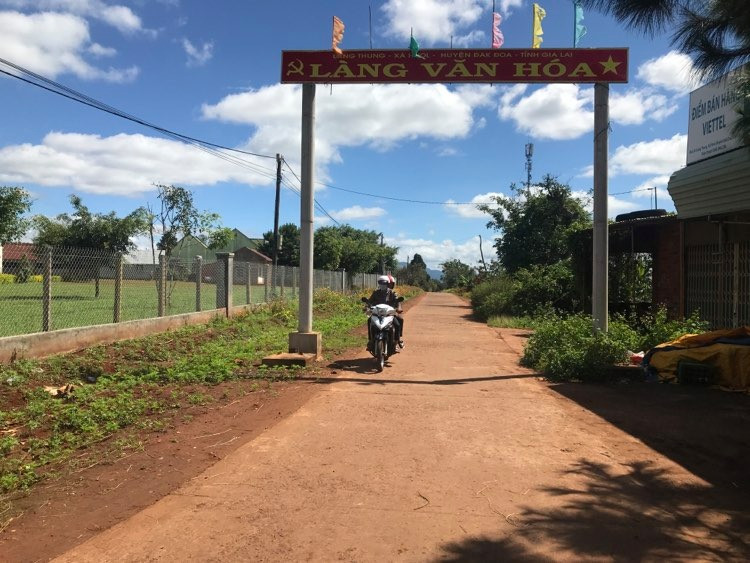 Đường giao thông làng Thung (xã Hnol, huyện Đak Đoa) được bê tông hóa, khang trang, sạch đẹp. Ảnh: R'Ô Hok