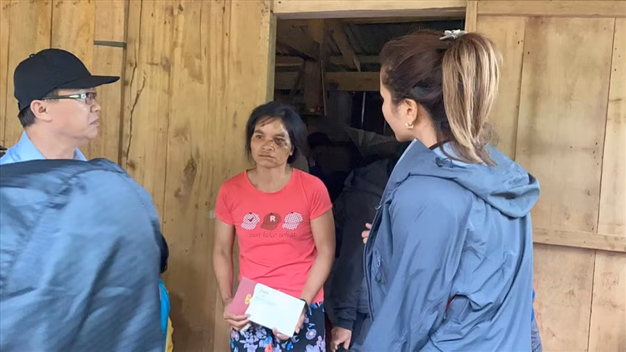 Cô không quên dặn các đoàn thiện nguyện sau nếu đến đây thì phải lưu ý cẩn thận, nhiều nơi còn sạt lở, đường đi khó khăn và nên nghe theo sự hướng dẫn của cơ quan chính quyền địa phương. Ảnh: NSCC