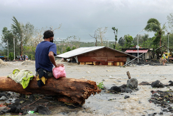 Người dân ở thị trấn Daraga, tỉnh Albay, Philippines chịu thiệt hại do siêu bão Goni ngày 1-11 - Ảnh: REUTERS