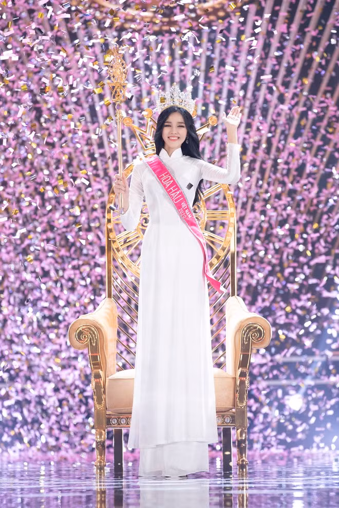 Đêm chung kết Hoa hậu Việt Nam 2020 chính thức khép lại vào tối 20.11, chủ nhân của chiếc vương miện danh giá thuộc về người đẹp Đỗ Thị Hà, sinh năm 2001, đến từ Thanh Hóa. Kết quả này không gây bất ngờ cho khán giả bởi trước đó, cô được đánh giá cao và được dự đoán sẽ đăng quang ngôi vị cao nhất của cuộc thi. Tân hoa hậu sở hữu nhan sắc ngọt ngào, nữ tính, đặc biệt là nụ cười tươi. Ở những ngày đầu tham gia cuộc thi, cô không phải là gương mặt thu hút được nhiều sự chú ý. Song ở những đêm thi thuộc khuôn khổ vòng chung kết Hoa hậu Việt Nam 2020, Đỗ Thị Hà đã có màn bứt phá ngoạn mục khi ghi tên mình vào Top 5 Người đẹp biển và Top 5 Người đẹp thời trang ẢNH: BTC