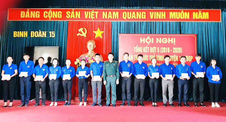 Binh đoàn 15 tặng bằng khen cho 7 trí thức trẻ tình nguyện ảnh 2 2 Tặng Huy hiệu Trí thức trẻ tình nguyện của Bộ Quốc phòng cho các trí thức trẻ. Ảnh: Vĩnh Hoàng