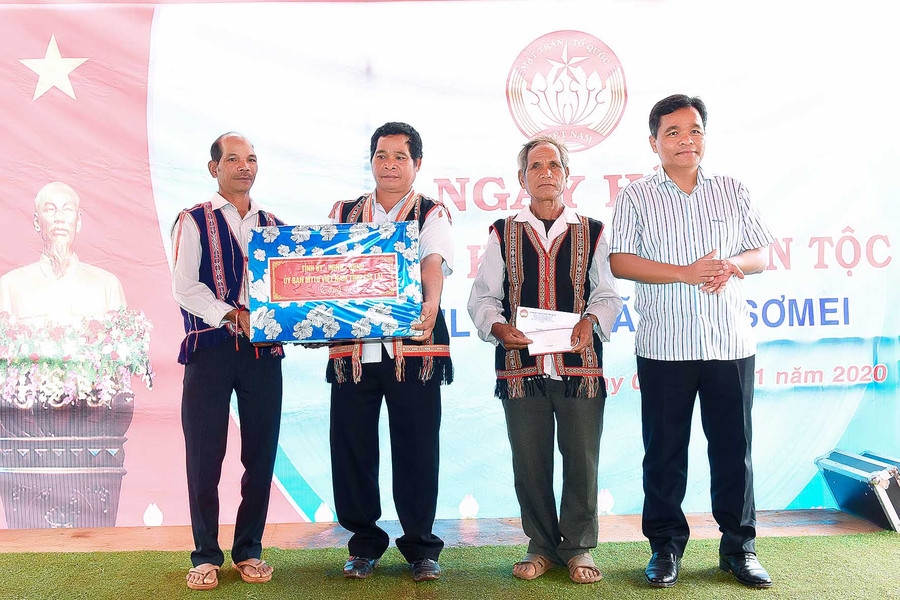 Thay mặt các đồng chí lãnh đạo tỉnh đồng chí Đồng chí Hồ Văn Niên- Ủy viên dự khuyết Trung ương Đảng, Bí thư Tỉnh ủy, Trưởng đoàn đại biểu Quốc hội tỉnh tặng nhiều phần quà cho bà con Làng Tul Đoa (xã Đak Sơ Mei, huyện Đak Đoa).