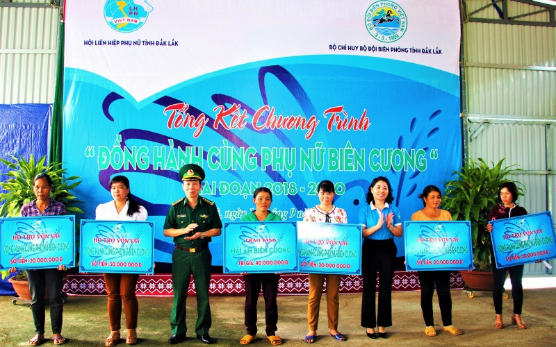  Lãnh đạo Bộ Chỉ huy BĐBP tỉnh Đắk Lắk và Hội LHPN tỉnh trao hỗ trợ vốn vay cho các phụ nữ nghèo ở các xã biên giới của tỉnh.