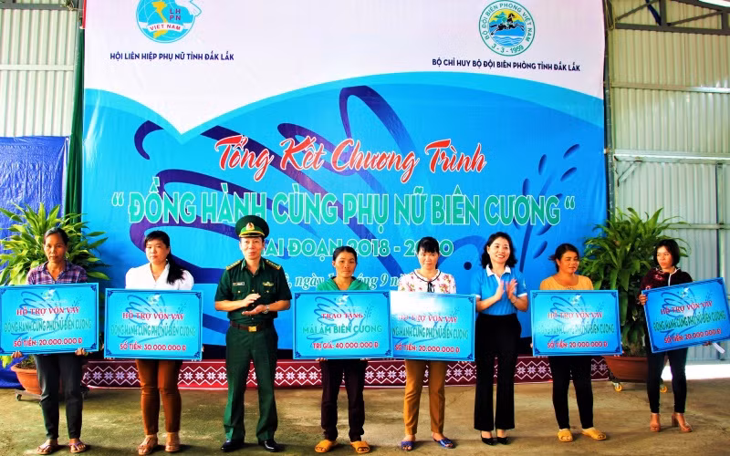  Lãnh đạo Bộ Chỉ huy BĐBP tỉnh Đắk Lắk và Hội LHPN tỉnh trao hỗ trợ vốn vay cho các phụ nữ nghèo ở các xã biên giới của tỉnh.