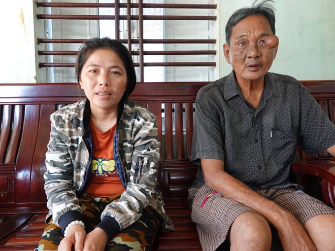 Vợ và cha ngư dân Huỳnh Xuân Phi đang chờ người thân về nhà - ẢNH: HOÀNG TRỌNG