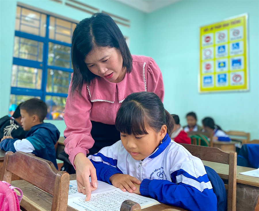 Cô Trần Thị Bá Tiền (Trường Tiểu học và THCS Đak Hlơ, huyện Kbang) giảng bài cho học sinh. Ảnh: Hồng Thi