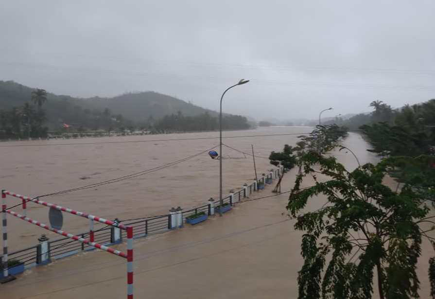 Một tuyến đường ở thị xã Sông Cầu (Phú Yên) bị ngập lũ Một tuyến đường ở thị xã Sông Cầu (Phú Yên) bị ngập lũ