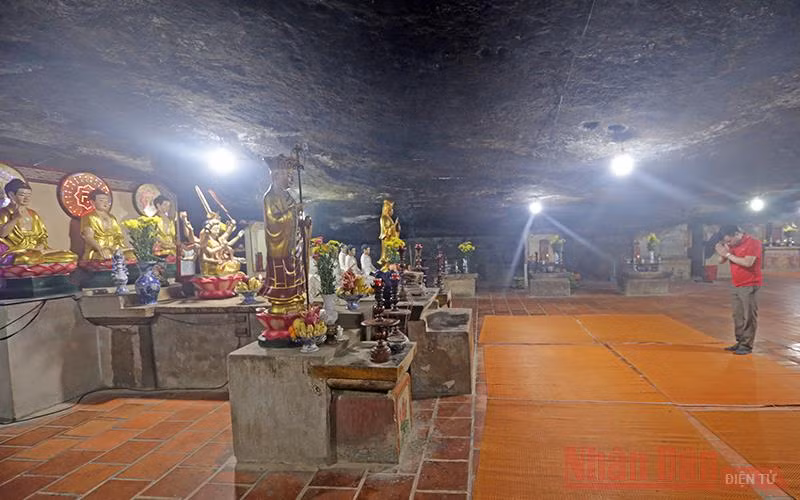 Bên trong Chùa Hang trên đảo Lý Sơn. 