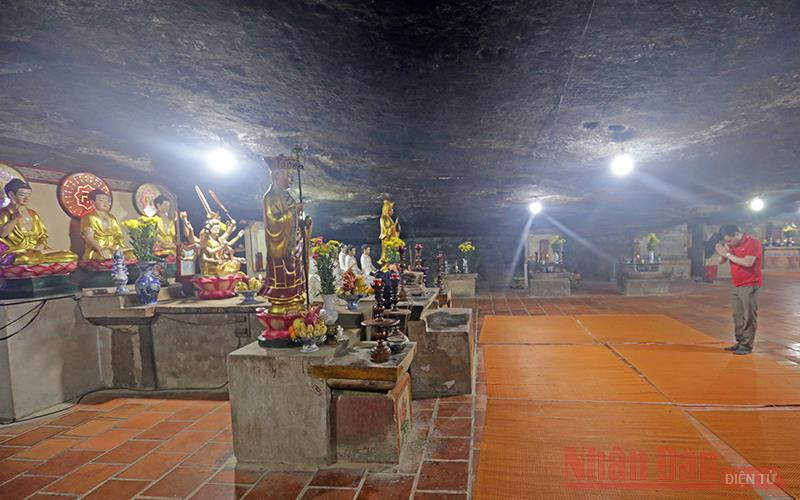 Bên trong Chùa Hang trên đảo Lý Sơn. Bên trong Chùa Hang trên đảo Lý Sơn.