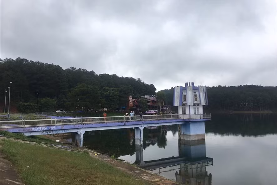 Hồ Tuyền Lâm (Đà Lạt, Lâm Đồng) đang xả lũ thì xuất hiện vệt thấm bất thường qua đập. Ảnh: Nhiệt Băng