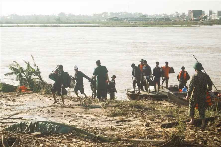 Quảng Ngãi di dời dân ở vùng nguy hiểm trước 17h hôm nay để ứng phó với bão số 10. Ảnh: Thanh Chung