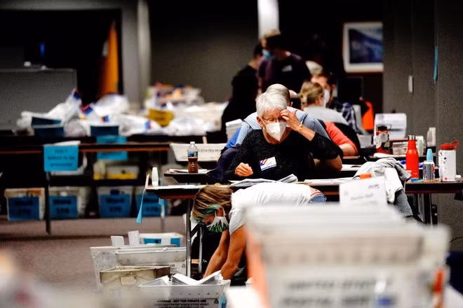  Kiểm phiếu bầu vắng mặt tại Milwaukee, Wisconsin - Ảnh: Reuters