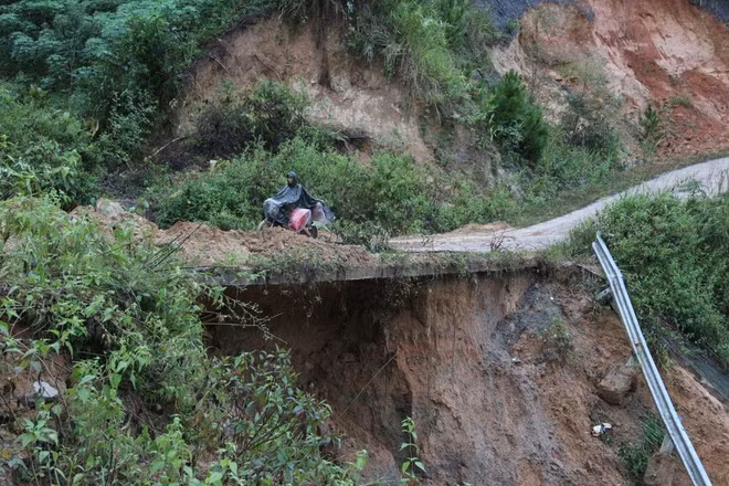 Một điểm hở hàm ếch trên tuyến đường DH 83 gây nguy hiểm cho người tham gia giao thông. nh: ĐỨC NHẬT