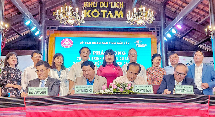 Kết nối du lịch Tây Nguyên và Bắc Trung Bộ ảnh 1 Các địa phương ký kết chương trình hợp tác, phát triển du lịch. Ảnh: Minh Châu