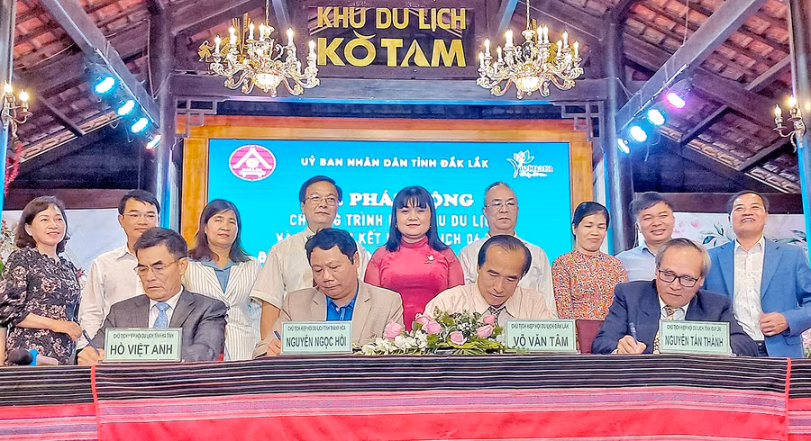 Các địa phương ký kết chương trình hợp tác, phát triển du lịch. Ảnh: Minh Châu