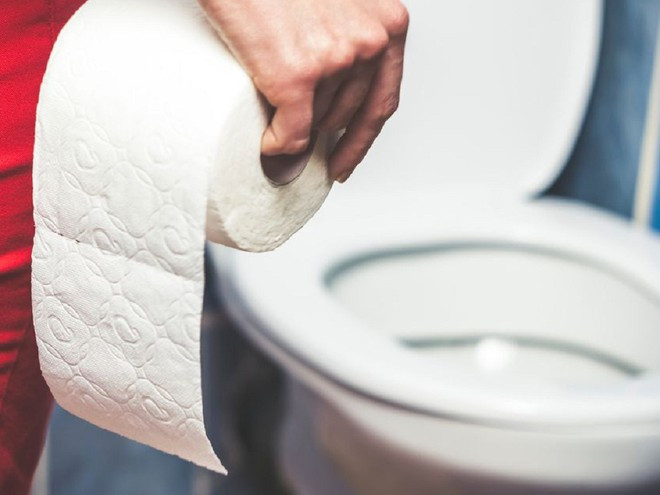 Xả bồn cầu mà không đậy nắp có thể khiến giọt nước và các hạt nhỏ phát tán từ bồn cầu bám vào mặt hay đi sâu vào đường hô hấp. ẢNH MINH HỌA: SHUTTERSTOCK Xả bồn cầu mà không đậy nắp có thể khiến giọt nước và các hạt nhỏ phát tán từ bồn cầu bám vào mặt hay đi sâu vào đường hô hấp. ẢNH MINH HỌA: SHUTTERSTOCK