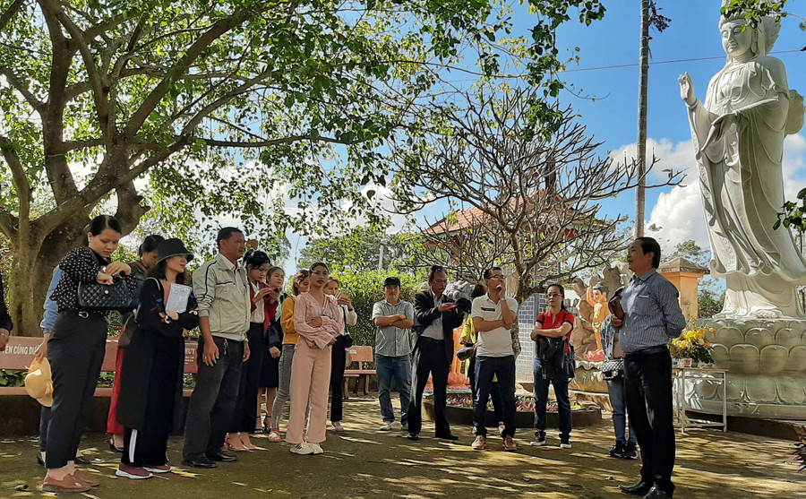 Đội ngũ HDV trong chuyến thực tế tại các điểm du lịch trên địa bàn tỉnh. Ảnh: Minh Châu