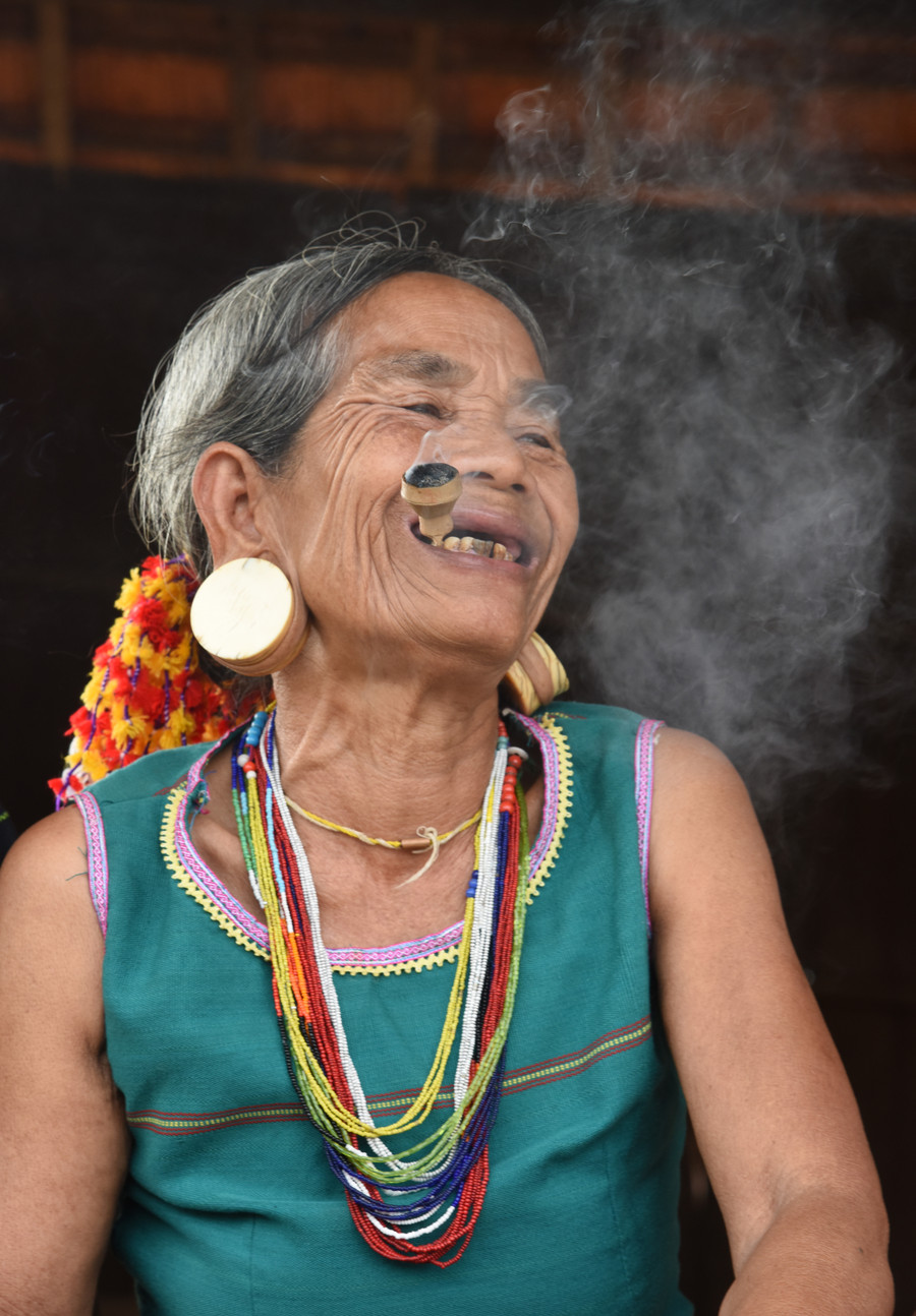 Phụ nữ dân tộc Brâu với trang sức bông tai ngà voi. Ảnh: Tấn Vịnh