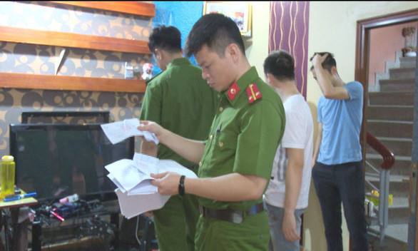 Công an Quảng Ninh thu giữ nhiều tài liệu trong quán cà phê trá hình - Ảnh: KHÁNH HÀ