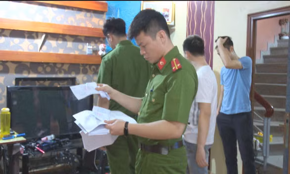 Công an Quảng Ninh thu giữ nhiều tài liệu trong quán cà phê trá hình - Ảnh: KHÁNH HÀ